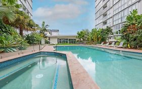 Top-Floor Luxe Stay In The City Free Parking, Pool, Gym, Wifi